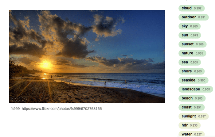 海岸で撮った夕日の写真に対する自動タグ付けの例 