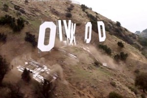 WARNER  BROS. ENTERTAINMENTの映画『カリフォルニア・ダウン』に登場する、ロサンゼルスにあるハリウッド名物の看板が地震で壊れるシーン。 