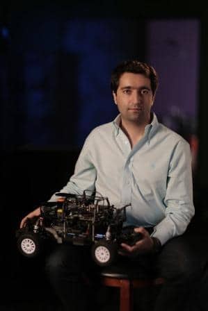 VIDIA Jetson TK1開発キットで作られた小型ロボット・カーを持つMITのSertac  Karaman助教授