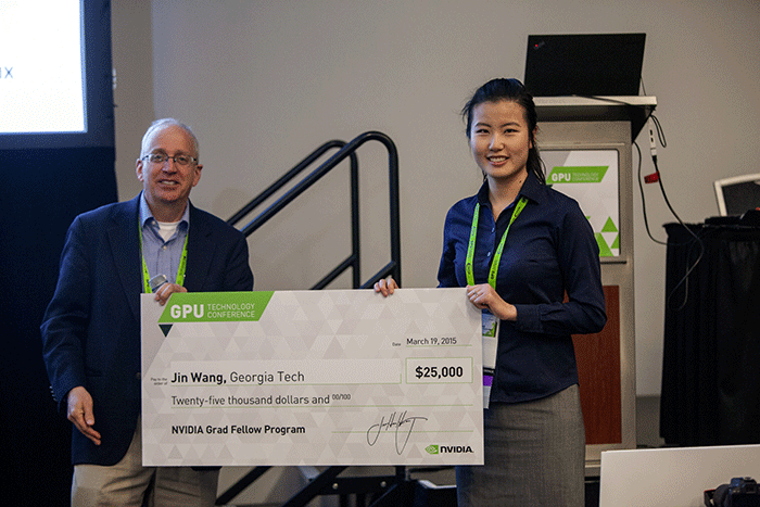 NVIDIA 首席科学家 Bill Dally 将荣誉支票授予 2015 年度奖学金获得者之一 Jin Wang。