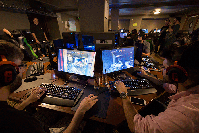PC 游戏始于 20 世纪 90 年代喧嚣的  LAN 派对，并延续到了 AFK 这类电玩酒吧。