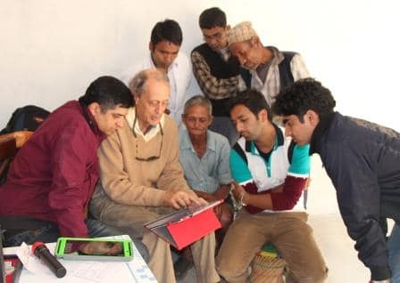 SocialEyes  创始人  Nicholas Bedworth 在尼泊尔向人们展示如何使用平板电脑