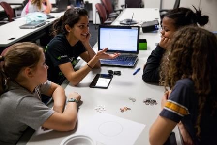 Techbridge 的学生们与 NVIDIA 导师讨论编码思想。