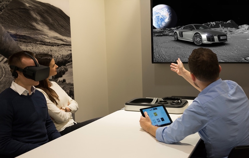 奥迪虚拟现实体验标准设置：在月球上欣赏奥迪 R8。
