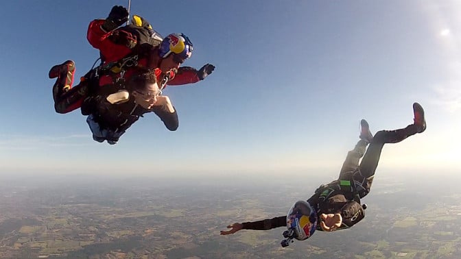 我们的跳伞员由两名传奇的特技演员  Jeff “Jeffro” Provenzano 和 Luke  Aikens 陪伴着一同进行跳伞活动。