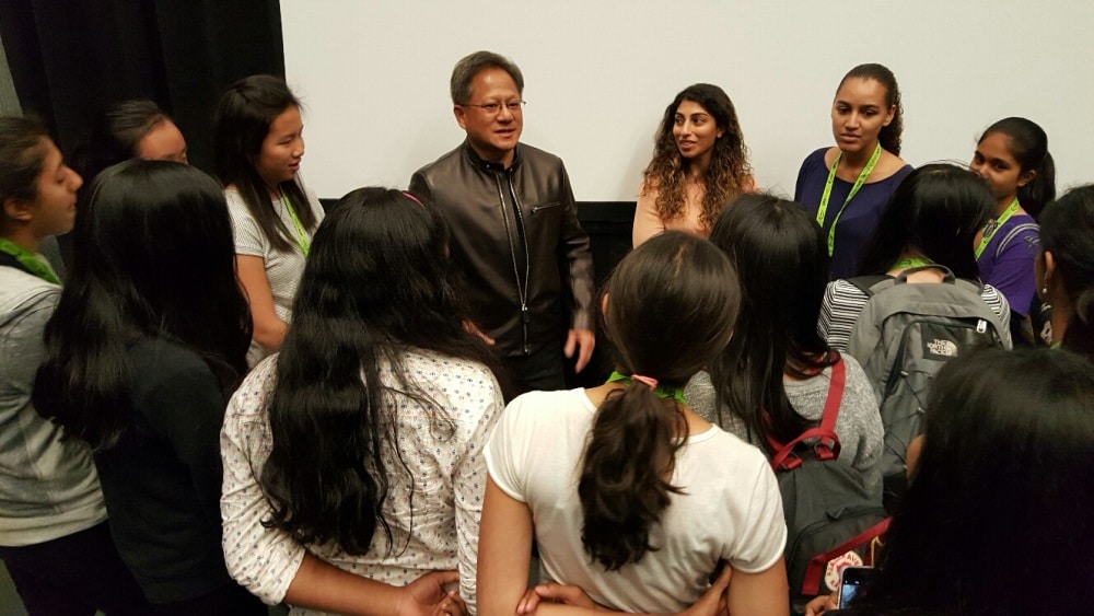 NVIDIA 首席执行官兼联合创始人 Jen-Hsun Huang（左）与评委之一、也是 AngelHack 首席执行官兼创始人的  Sabeen Ali（右），向来自 Technovation 和  Black Girls Code 的学生们讲话 