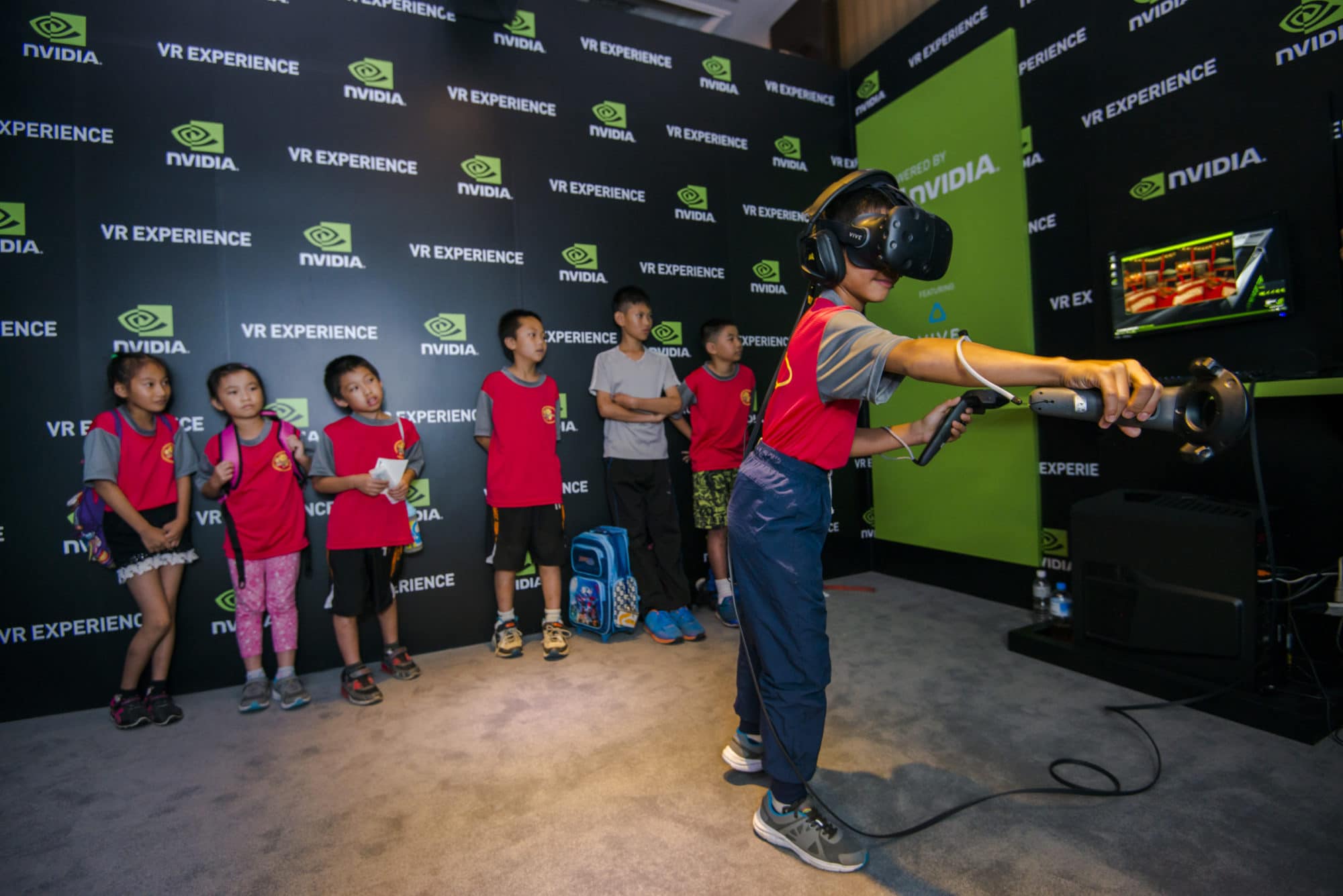 欢迎来到funhouse：参加台北国际电脑展览会的年轻粉丝尝试体验 NVIDIA 的VR Funhouse。