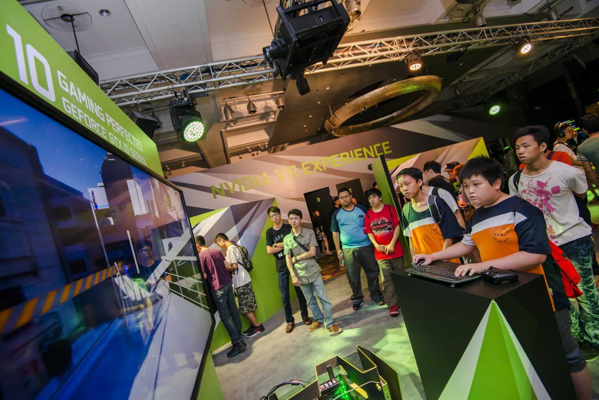 10 系列的威力：参加台北国际电脑展览会的粉丝们体验  GeForce GTX 1080。