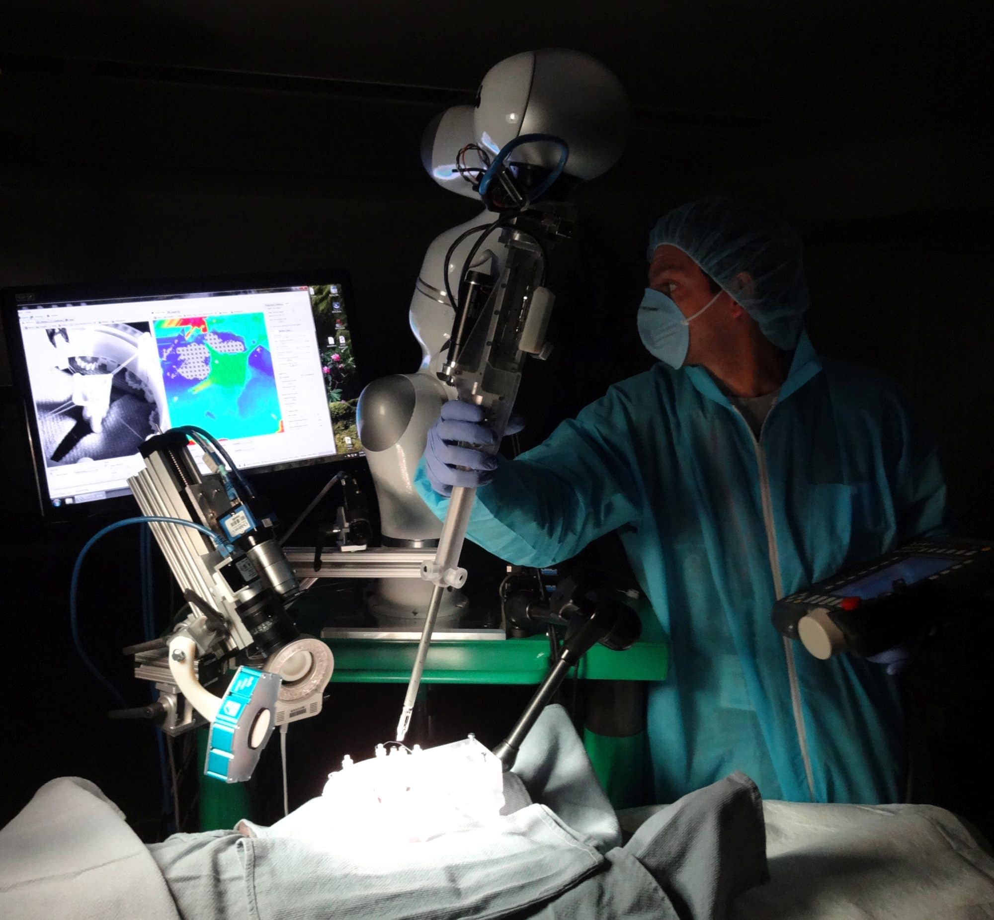 智能组织自动机器人 (STAR) 在缝合组织手术中的精确度可达到亚毫米级。