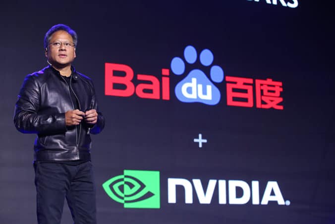 NVIDIAとBaiduの長年にわたるAIの共同開発について詳しく紹介するNVIDIAのCEO ジェンスン・フアンの写真