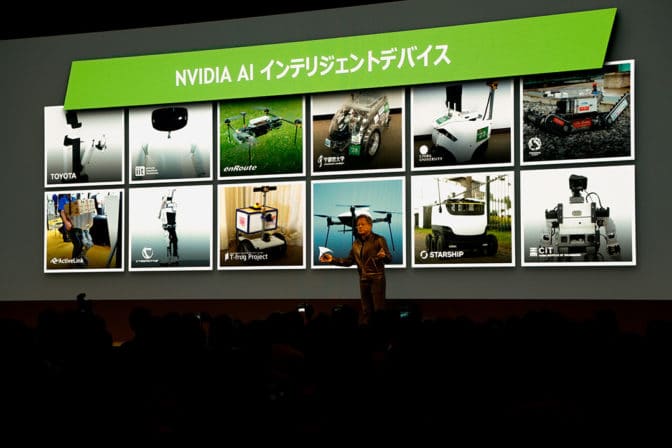 AI インテリジェント デバイスのプレゼンテーションの前で講演する NVIDIA CEO のジェンスン・フアン (Jen-Hsun Huang) の画像