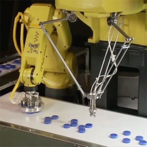 工場で操作するロボットの画像