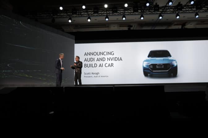 CES 2017 で NVIDIA CEO と話す Audi of America 社長のスコット・キーオ氏の写真