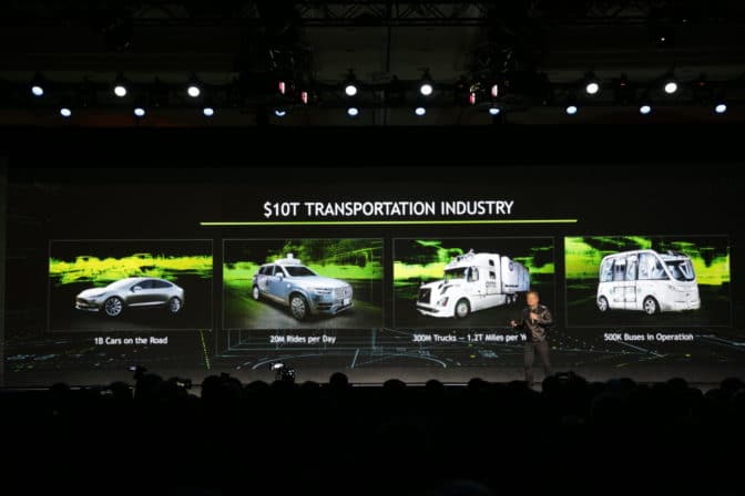 10 兆ドル規模の輸送産業について語る NVIDIA の CEO ジェンスン・フアン (Jen-Hsun Huang) の写真