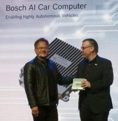 Bosch AI カー コンピューターをお披露目する NVIDIA のフアンと Bosch のホーアイゼル氏の写真