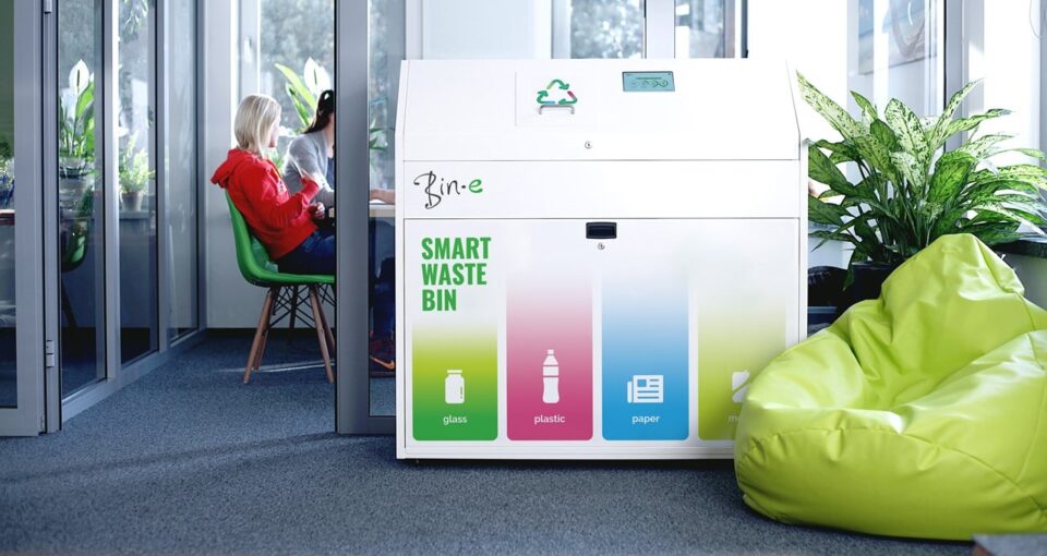 Bin-e smart trash bin