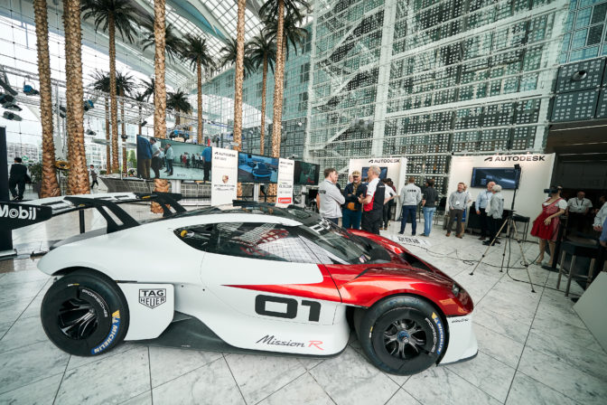 Tasarımcılar, Porsche Electric Yarış Arabasında Genişletilmiş Gerçeklikte İşbirliği Yapıyor
